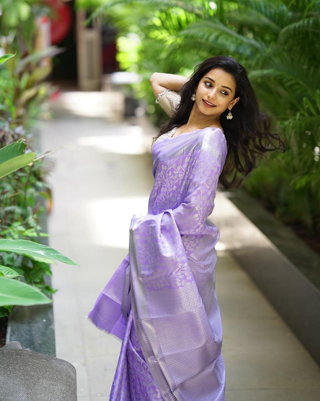 Lightweight Lavender Saree With Traditional Floral Brocade Work - Image 2