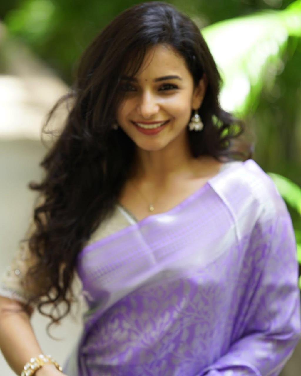 Lightweight Lavender Saree With Traditional Floral Brocade Work - Image 3