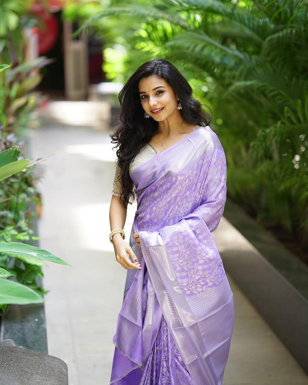 Lightweight Lavender Saree With Traditional Floral Brocade Work - Image 4